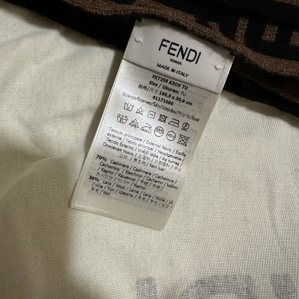 Fendi logo cashmere scarf - Picture 2 of 5